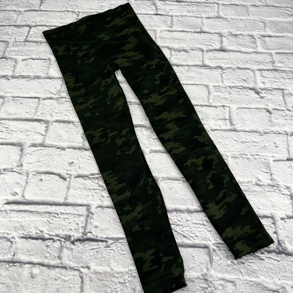 Spanx Look At Me Now Seamless Athletic Leggings Women's Green Camouflage Small - Picture 1 of 9